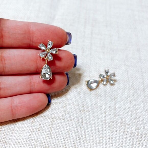 Diamond flower stud earrings N180 - Picture 3 of 6